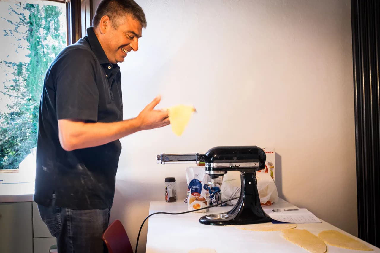 Luigi prepara la pasta fresca con la macchina impastatrice.