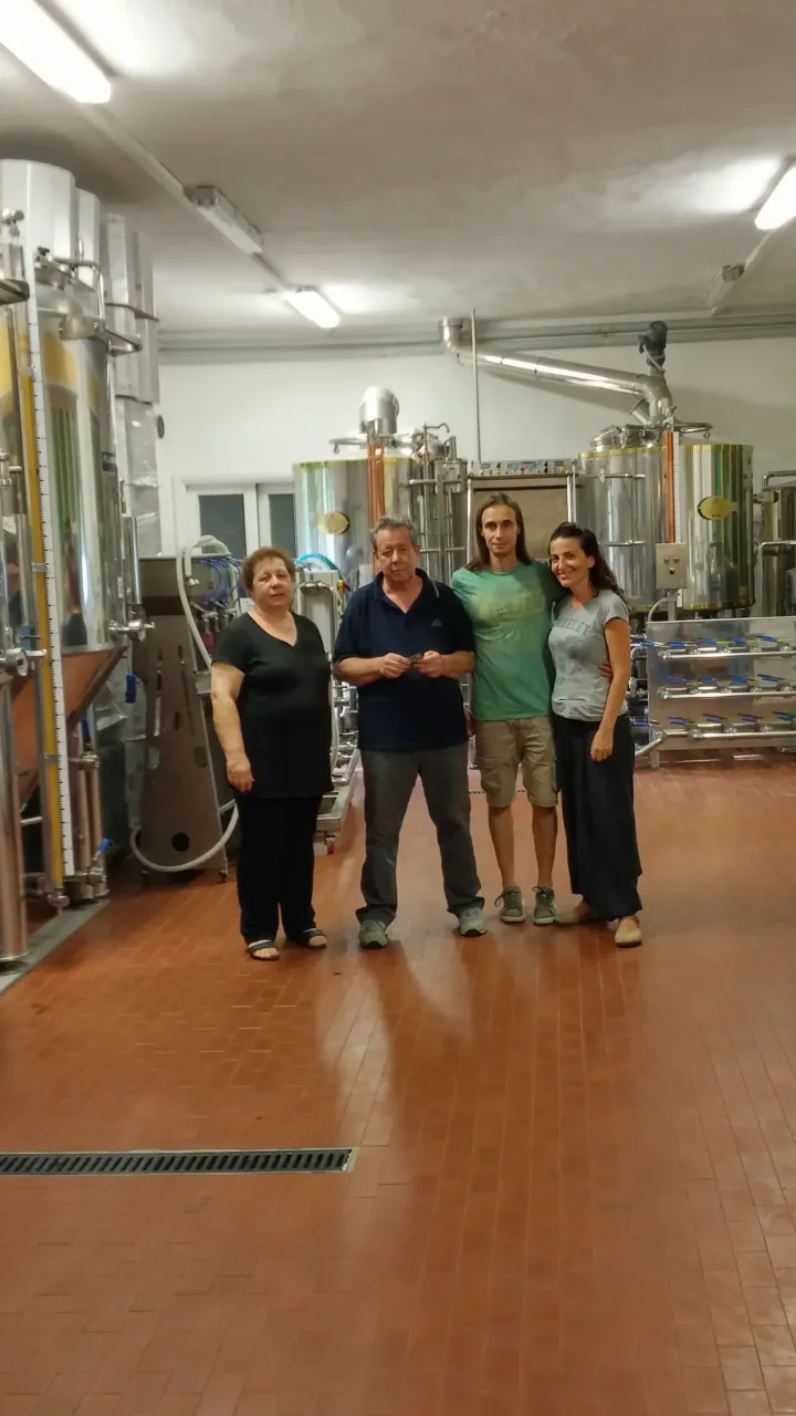 Quattro persone nel locale di produzione di Vapori di Birra.